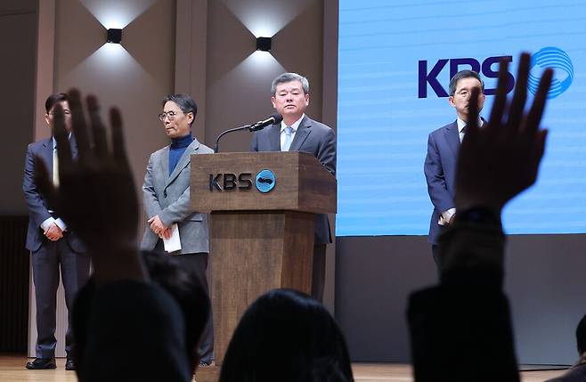 박민 신임 한국방송(KBS) 사장이 14일 서울 한국방송 아트홀에서 열린 대국민 기자회견에서 질문하기 위해 손 드는 취재진을 바라보고 있다. 백소아 기자 thanks@hani.co.kr