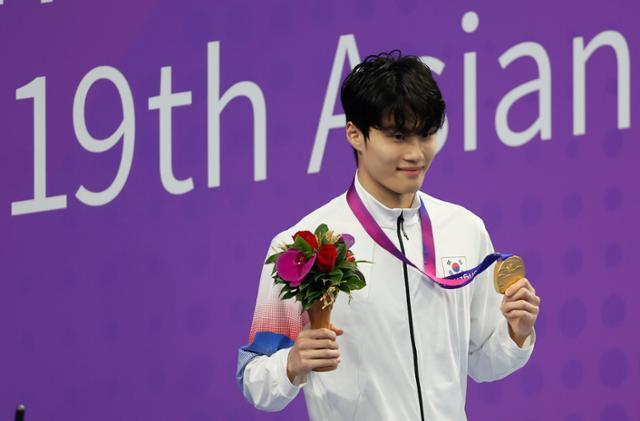 중국 항저우 아시안게임 남자 자유형 200m에서 금메달을 딴 황선우가 9월 27일 중국 항저우 올림픽 스포츠센터 수영장에서 열린 시상식에서 메달을 목에 걸고 있다. 뉴시스