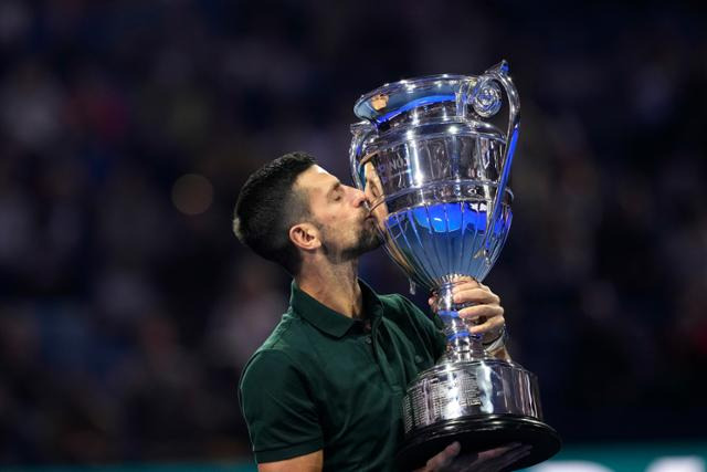 노박 조코비치가 13일 이탈리아 토리노에서 열리고 있는 남자프로테니스(ATP) 투어 '왕중왕전' ATP 파이널스 중 연말 세계랭킹 1위 트로피를 받고 입 맞추고 있다. 토리노=AP 뉴시스