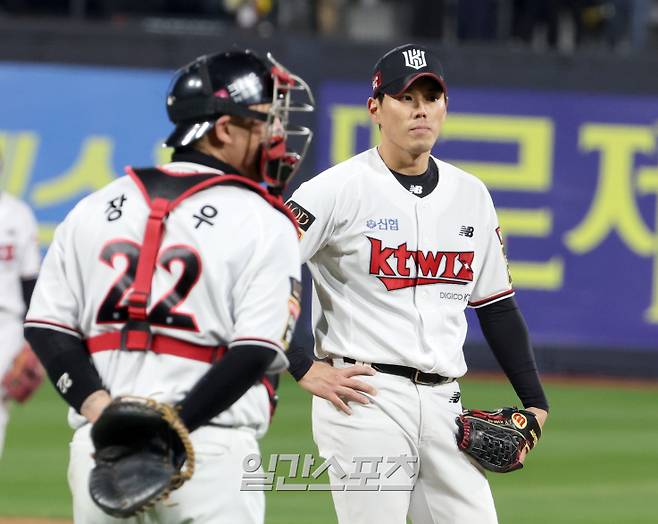 LG 트윈스와 kt 위즈의 2023 KBO 한국시리즈 3차전 경기가 10일 오후 수원 KT위즈파크에서 열렸다. KT 마무리 김재윤이 9회 LG 오지환에게 역전 3점 홈런을 허용한 뒤 아쉬워하고 있다. 수원=정시종 기자