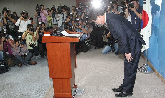 유승민 새누리당 원내대표가 2015년 7월 8일 국회 정론관에서 사퇴 기자회견을 마치고 인사하고 있다. 중앙포토