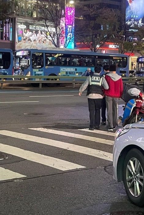 지난 9일 강남역 올리브영에서 시민들을 불법 촬영하다 육군 25사단 김 일병의 신고로 경찰에 체포된 몰카범(붉은 상의). 사진 페이스북