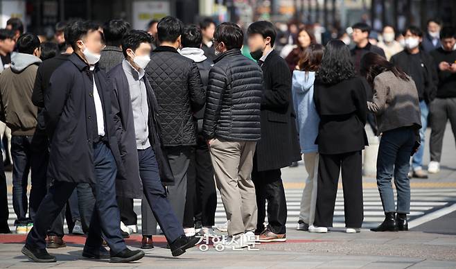 정부가 ‘근로시간 제도 개편방안’을 발표한 다음 날인 3월6일 서울 중구의 한 횡단보도에서 직장인들이 점심을 먹기 위해 이동하고 있다. 권도현 기자