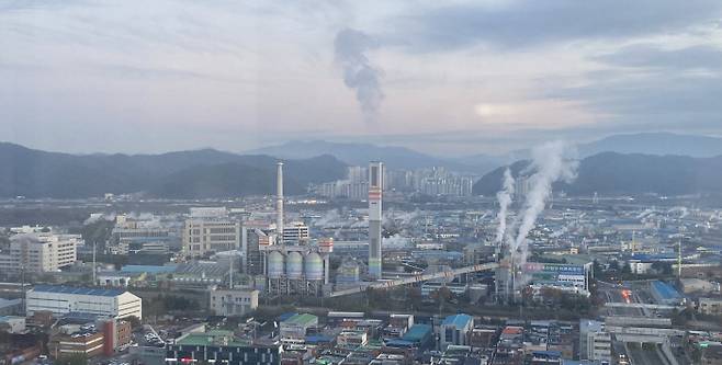 대구염색일반산업단지 내 공장에서 지난 9일 연기가 솟고 있다. 염색산단 반경 약 1㎞ 내 지역에선 내년까지 새 아파트 5곳에 총 6960가구가 입주 예정이다. 독자 제공