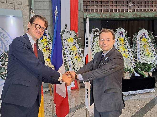 French Ambassador to Korea Philippe Bertoux (left) and German Ambassador to Korea Georg Schmidt attend a memorial and wreath-laying ceremony marking the 105th anniversary of the end of World War I, known as Armistice Day, on Friday. World War I officially concluded with the signing of the Treaty of Versailles on June 28, 1919, at the Palace of Versailles outside the town of Versailles, France. Armistice Day, observed annually on November 11th, commemorates the end of hostilities on the Western Front and pays tribute to the bravery and sacrifice of those who served during the war. (French Embassy in Seoul)