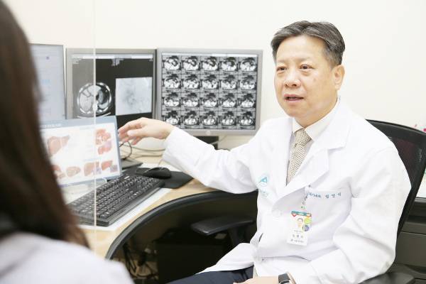 서울아산병원 임영석 교수가 바이러스 수치에 근거한 B형간염 치료의 필요성에 대해 설명하고 있다. 서울아산병원 제공