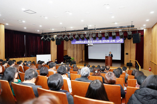 김원준 전 경기남부경찰청장이 파주시 6급이상 200여명 참석한 가운데 파주시민회관에서 열린 성매매집결지 페쇄 관련 강연을 하고 있다. 파주시 제공