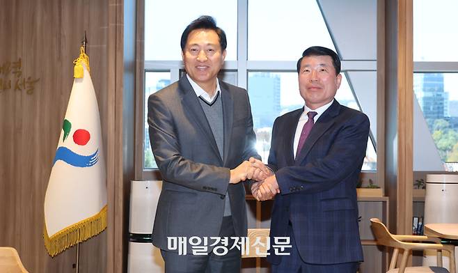 오세훈 서울시장(왼쪽)과 백경현 구리시장이 13일 오전 서울시청에서 구리시의 서울시 편입 방안 등에 대해 논의하기에 앞서 악수하고 있다.  <이충우기자>