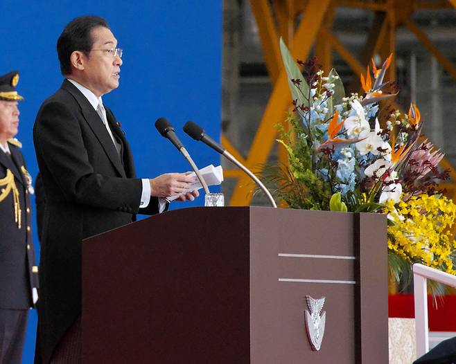 기시다 총리가 지난 11일 일본 사야마시에 위치한 항공자위대 이루마 기지에서 연설하고 있다. [연합뉴스]