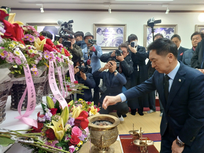 14일 ‘박정희 대통령 탄신 106돌 숭모제 및 문화행사’에 참석한 김기현 국민의힘 대표가 경북 구미시 상모동 박 전 대통령 생가 추모관에서 분향하고 있다.  박천학 기자