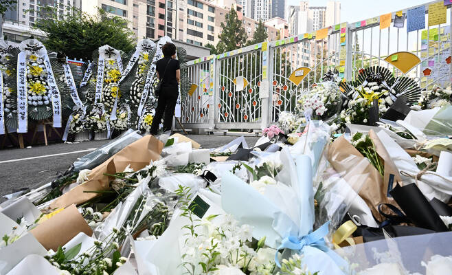 지난 7월 21일 서울 서초구 서이초등학교에 시민들이 학교에서 숨진 교사를 추모하기 위해 놓아둔 꽃들이 쌓여 있다. 임세준 기자