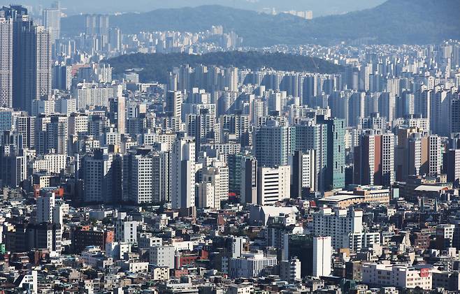 서울 남산에서 바라본 도심 아파트. [연합]