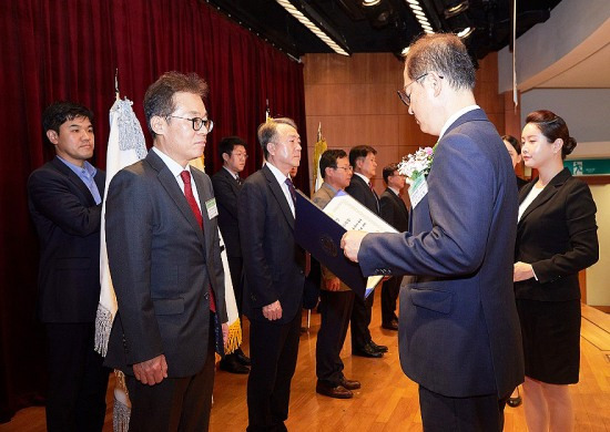 대통령상 수상하는 SK스페셜티 이규원 사장(좌측),시상자는 산업통상자원부 이승렬 산업정책실장(우측)(SK스페셜티제공)