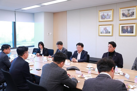 손병복 울진군수는 한화호텔앤드리조트 본사를 방문해 김형조 대표이사를 만나 한화리조트 운영 중단을 결정한 것에 대하여 유감을 표시하고 있다(울진군 제공)