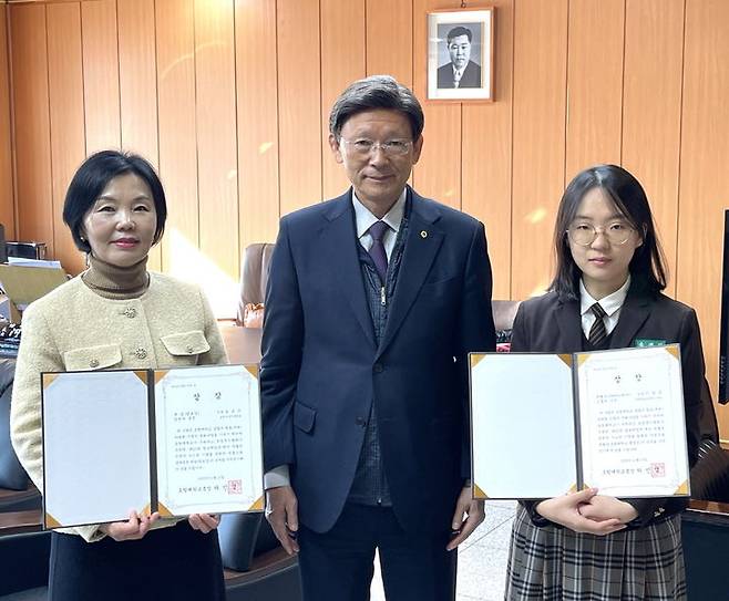 [포항=뉴시스] 강진구 기자 = 경북 포항대학교(총장 하민영)는 제21회 평보백일장 개최 결과 일반부 운문 부문에서 김교은 씨가 대상을 차지했다고 14일 밝혔다.사진은 기념촬영 전경.(사진=포항대학교 제공) 2023.11.14.photo@newsis.com *재판매 및 DB 금지