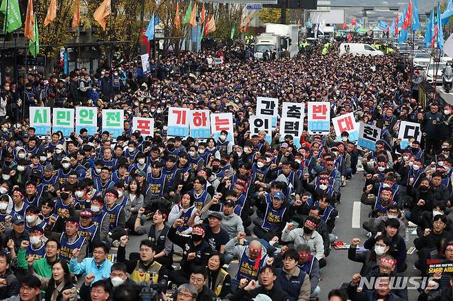 [서울=뉴시스] 김명년 기자 = 서울교통공사노동조합 조합원들이 9일 오전 서울 중구 시청역 인근에서 열린 총파업 출정식에서 인력 감축 철회 등을 촉구하는 구호를 외치고 있다. 2023.11.09. kmn@newsis.com