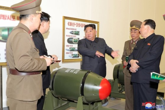 정은 북한 국무위원장이 지난 3월 27일 핵무기병기화사업을 지도하고 핵반격작전계획과 명령서를 검토했다고 조선중앙통신이 보도했다. 연합뉴스