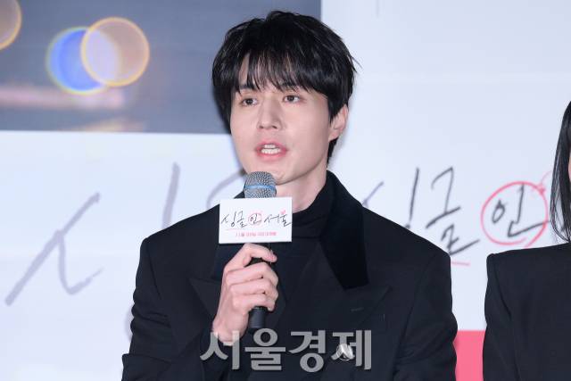 배우 이동욱이 14일 오후 서울 광진구 롯데시네마 건대입구에서 진행된 영화 ‘싱글 인 서울’(감독 박범수) 언론배급시사회 및 기자간담회에서 소감을 말하고 있다. 김규빈 기자