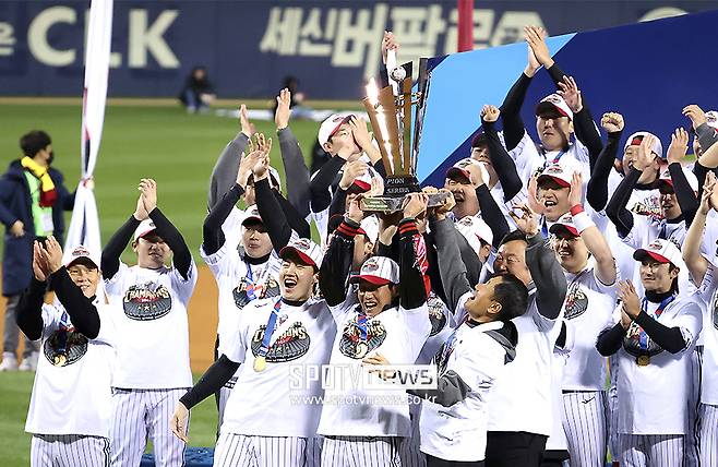 ▲ LG 염경엽 감독과 선수들이 우승을 기뻐하고 있다. ⓒ곽혜미 기자