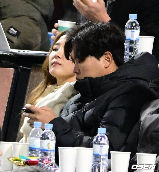 류현진(오른쪽)과 배지현 아니운서.