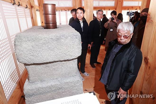 현존 유일의 조선 측우기와 측우대 (서울=연합뉴스) 진연수 기자 = 14일 서울 종로구 경복궁 계조당에서 개막한 '왕세자의 공간, 경복궁 계조당' 전시에서 관람객들이 공주 충청감영 측우기와 관상감 측우대를 살펴보고 있다. 2023.11.4 jin90@yna.co.kr