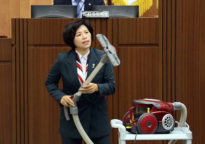크린넷 개선책 마련 촉구하는 김현옥 세종시의원  (세종=연합뉴스) 김현옥 세종시의회 의원이  14일 제86회 정례회 제2차 본회의에서  크린넷(쓰레기 자동집하시설)과 같은 원리인 진공청소기를 들어 보이며 세종시 크린넷의 문제점을 설명하고 있다. 2023.11.14 [세종시의회 제공. 재판매 및 DB 금지]