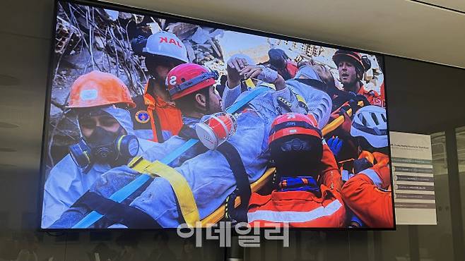 홍익대 재학생들로 꾸려진 ‘골든 캡슐팀’이 개발한 골든 캡슐을 재난 현장에서 활용하는 예시. (사진=김응열 기자)