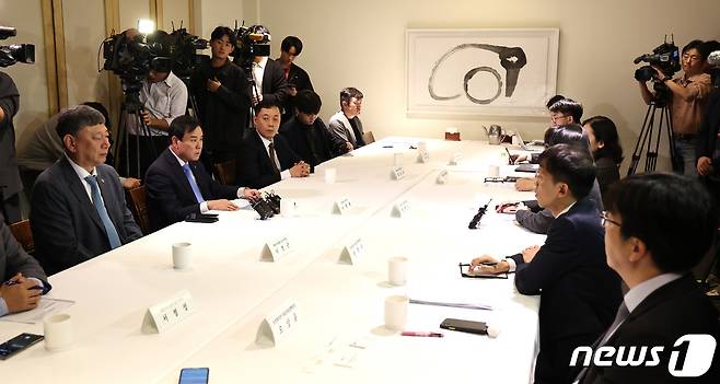 이광래 전국광역시도의사회장협의회장(왼쪽 두번째)이 10월26일 오후 서울 중구 달개비에서 열린 의과대학 정원 확대 방안 논의를 위한 제15차 의료현안협의체에서 모두발언을 하고 있다. 2023.10.26/뉴스1 ⓒ News1 구윤성 기자