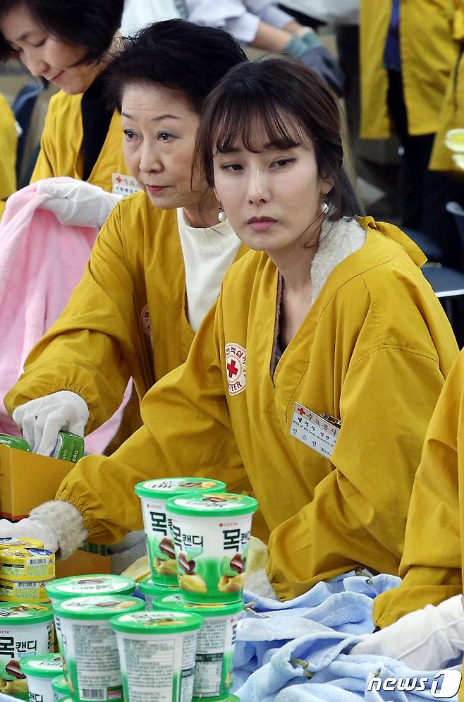 한동훈 법무부 장관의 부인 진은정 씨(오른쪽)와 김영호 통일부 장관 부인 남미경 씨가 15일 오전 서울 중구 소파로 대한적십자사 서울사무소 앙리뒤낭홀에서 2023 사랑의 선물을 제작하고 있다. 2023.11.15/뉴스1 ⓒ News1 박정호 기자