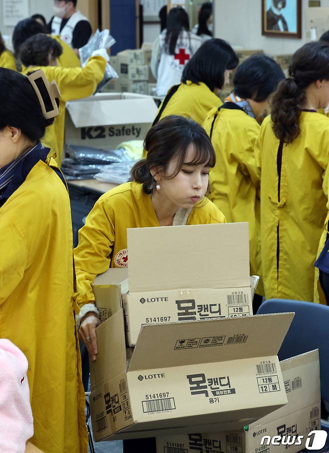한동훈 법무부 장관의 부인 진은정 씨가 15일 오전 서울 중구 소파로 대한적십자사 서울사무소 앙리뒤낭홀에서 열린 2023 사랑의 선물 제작 중 나온 박스를 옮기고 있다. 2023.11.15/뉴스1 ⓒ News1 박정호 기자