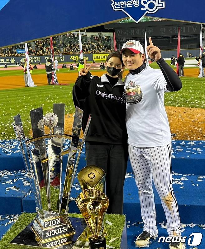 LG 트윈스 주장 오지환이 13일 한국시리즈 우승 시상식을 마친 뒤 아내 김영은씨와 기념사진을 촬영하고 있다. (오지환 제공)
