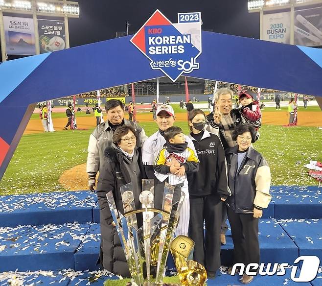 LG 트윈스 주장 오지환이 13일 한국시리즈 우승 시상식을 마친 뒤 가족들과 기념사진을 촬영하고 있다. (오지환 제공)