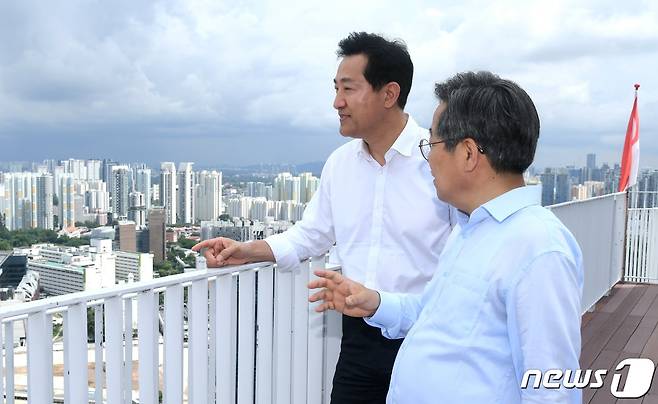 골드빌리지, 골드타운, 골드시티 구상은 지난해 오세훈 서울시장과 김헌동 SH 사장의 싱가포르 출장 당시 발표된 바 있다. 사진은 2022년 8월 싱가포르 공공주택 '피나클 앳 덕스톤'을 찾은 오 시장과 김 사장 모습. (서울시 제공) 2022.8.2/뉴스1