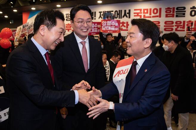 김기현(왼쪽), 안철수 국민의힘 당대표 후보가 13일 제주 퍼시픽호텔에서 열린 국민의힘 제3차 전당대회 제주 합동연설회에서 인사를 나누고 있다. 가운데는 천하람 당대표 후보./뉴스1