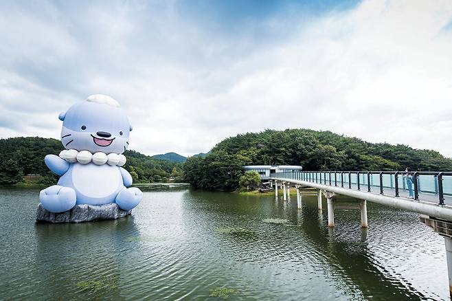 진주 금산면 금호지에 대형 공공미술작품 '하모'가 전시돼 있다. 진주시의 새로운 마스코트 '하모'와 사진을 찍으려는 관광객이 늘자 전시 기한을 10월 말까지로 연장했다. /김종연 영상미디어 기자