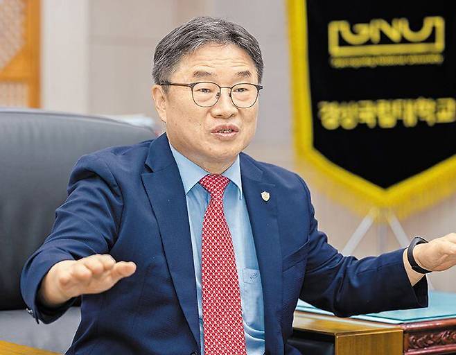 권순기 경상국립대 총장은 25일 경남 진주시 캠퍼스에서 본지와 한 인터뷰에서 “지역의 거점 국립대조차 경쟁률이 3대1에 못 미치는 학과가 있을 정도로 지방대는 심각한 위기 상황”이라며 “정부가 지방 소멸을 막겠다는 의지가 확실하다면 지역 거점 국립대를 살리기 위한 혁신에 나서야 한다”고 말했다. /경상국립대