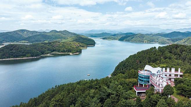 진양호 호반 전망대에 오르면 맑은 호수 뒤로 지리산 풍경이 시원하게 펼쳐진다. /김종연 영상미디어 기자