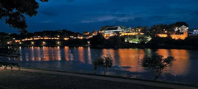 해 질 무렵, 남강을 따라 남가람공원을 걸으면 맞은편 촉석루와 진주성의 야경을 즐길 수 있다. 곳곳에 벤치를 마련해 놓아 잠시 쉬며 '물멍(물 보면서 멍 때리기)'하기 좋다. /백수진 기자