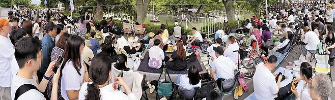 지난 27일 오후 경남 함안군 무진정 일원에서 열린 ‘함안 낙화놀이’ 축제 현장. 전국 각지에서 온 관광객들이 연못 주변에 자리를 깔고 낙화놀이 시작을 기다리고 있다. 이날 행사장에는 함안군 인구(6만1000여 명)에 맞먹는 5만~6만명이 몰려 함안군 전체가 교통 정체 등 큰 혼란을 겪었다. /김동환 기자