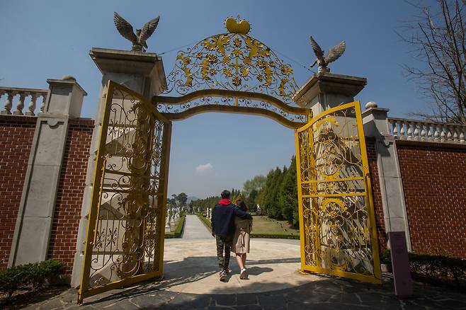 벽초지수목원의 인기 포토존인 ‘말리성의 문’. 프랑스 베르사유 궁전을 옮겨놓은 듯한 풍경에 파주에서 파리를 여행하는 듯한 기분을 느낄 수 있다. /이한솔 영상미디어 기자