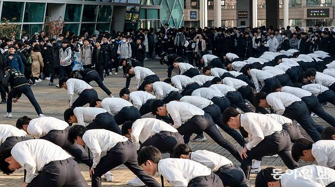 서울 강남구 중동고 후배들은 선배들을 위해 추위에도 아랑곳하지 않고 외투를 벗은채 힘차게 노래를 불렀습니다. 송은석 기자 silverstone@donga.com