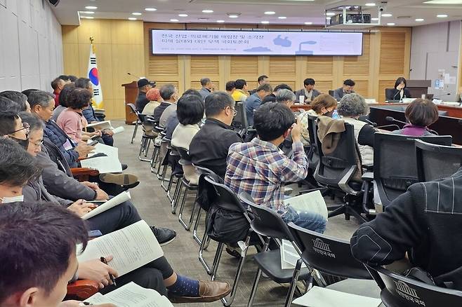 15일 서울 여의도 국회의원회관에서 공익법률센터 농본과 이은주 국회의원 주관으로 ‘전국 산업·의료폐기물 매립장 및 소각강 피해 실태와 대안 모색 국회토론회’가 열리고 있다.