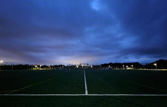 9일 저녁, 충북 청주시에 위치한 내수생활체육공원에 짙은 어둠이 깔리고 있다. 이 체육공원은 축구장과 그라운드골프장, 암벽등반장을 갖췄지만 야간 조명시설을 설치할 수 없어 해가 떨어지면 시설을 이용할 수 없다. 청주=서재훈 기자