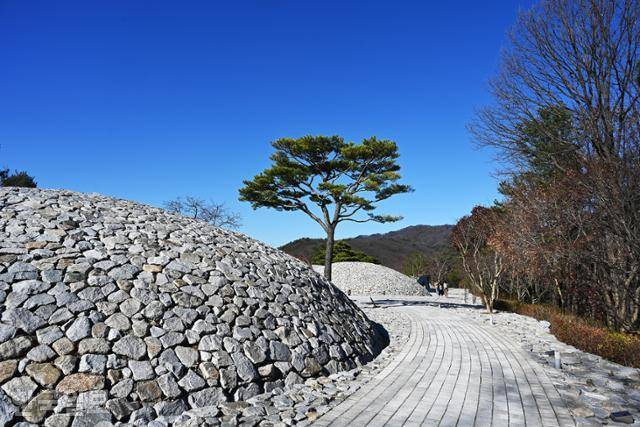 뮤지엄산의 스톤가든. 아래에는 공간 체험 전시장인 제임스터렐관이 위치한다.
