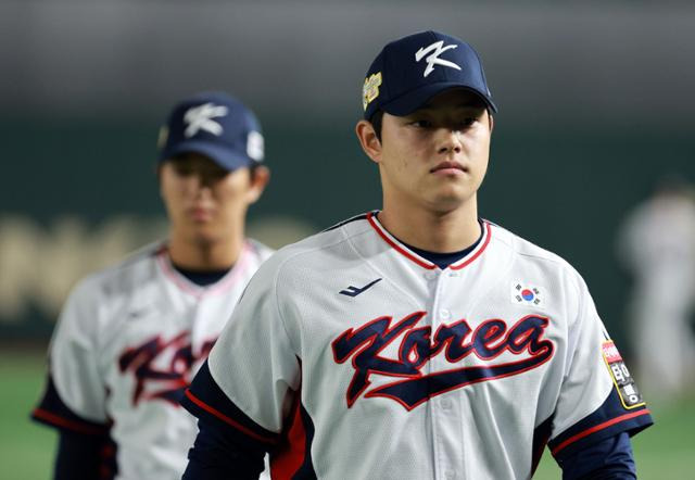 아시아프로야구챔피언십(APBC) 한국 야구대표팀 문동주가 15일 일본 도쿄돔에서 공식 훈련을 소화하고 더그아웃으로 향하고 있다. 도쿄=연합뉴스