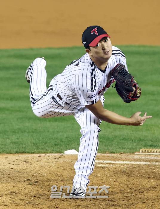 15일 미국 메이저리그 구단의 신분조회 사실이 알려진 LG 마무리 투수 고우석. 고우석은 국제대회 출전에 따른 보상일수를 더해 포스팅 자격 7년을 채웠다. 사진은 지난 8일 한국시리즈 2차전에 등판한 고우석의 모습. 잠실=정시종 기자