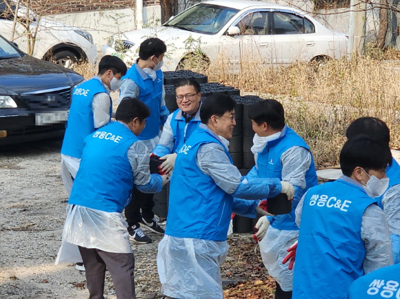 ﻿쌍용C&E 임직원들이 서울 성북구 정릉3동 일대서 열린 '사랑의 연탄 나눔' 행사에서 연탄을 전달하고 있다. [사진=﻿쌍용C&E]