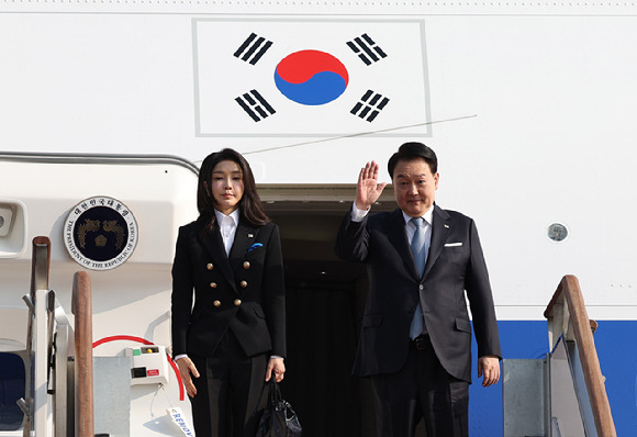 아시아태평양경제협력체(APEC) 정상회의 참석차 미국을 방문하는 윤석열 대통령과 부인 김건희 여사가 15일 경기도 성남 서울공항에서 공군 1호기 탑승에 앞서 인사하고 있다. 2023.11.15. [사진=뉴시스]