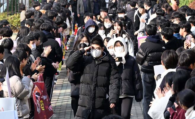 15일 오전 서울 영등포구 영신고등학교에서 열린 장행식에서 고3 수험생들이 후배들의 격려를 받으며 교정을 나서고 있다. 사진공동취재단