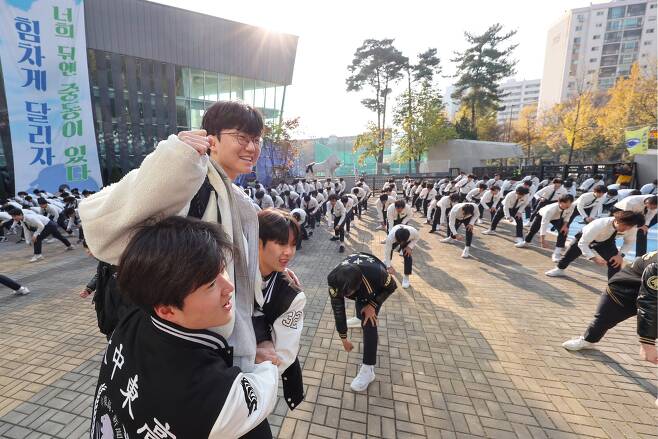 15일 오전 서울 강남구 중동고등학교에서 수험생들이 후배들의 응원을 받으며 학교를 나서고 있다. 연합뉴스